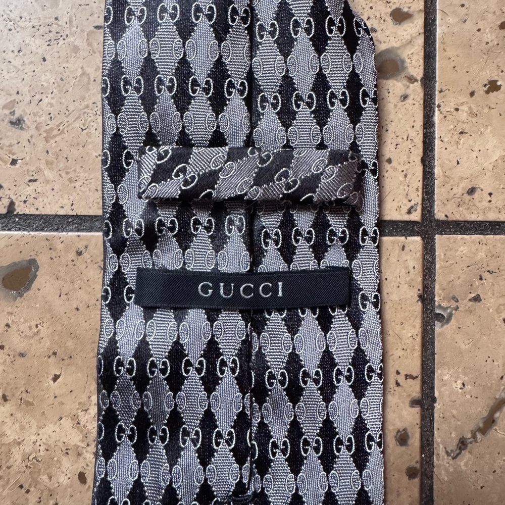 🌸Gucci Men's Black and Gray Patterned Tie - Picture 2 of 3